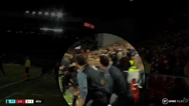 ?利物浦绝杀后两队爆发冲突，纽卡教练组成员扔水瓶