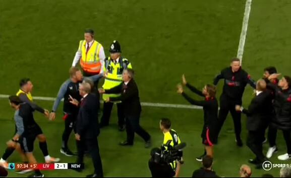 【球盟会】?利物浦绝杀后两队爆发冲突，纽卡教练组成员扔水瓶