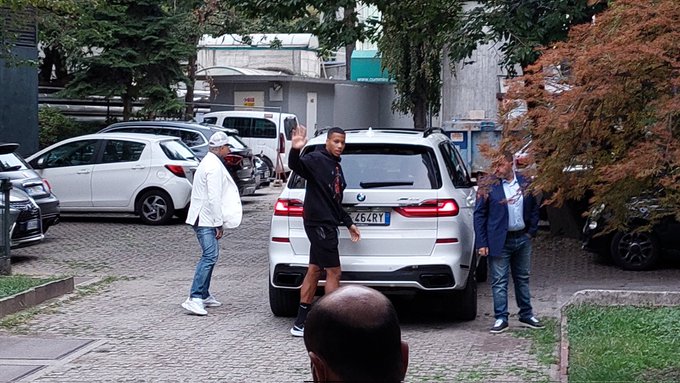 记者：弗兰克斯正进行体检下午签约，德斯特上午也将抵达米兰