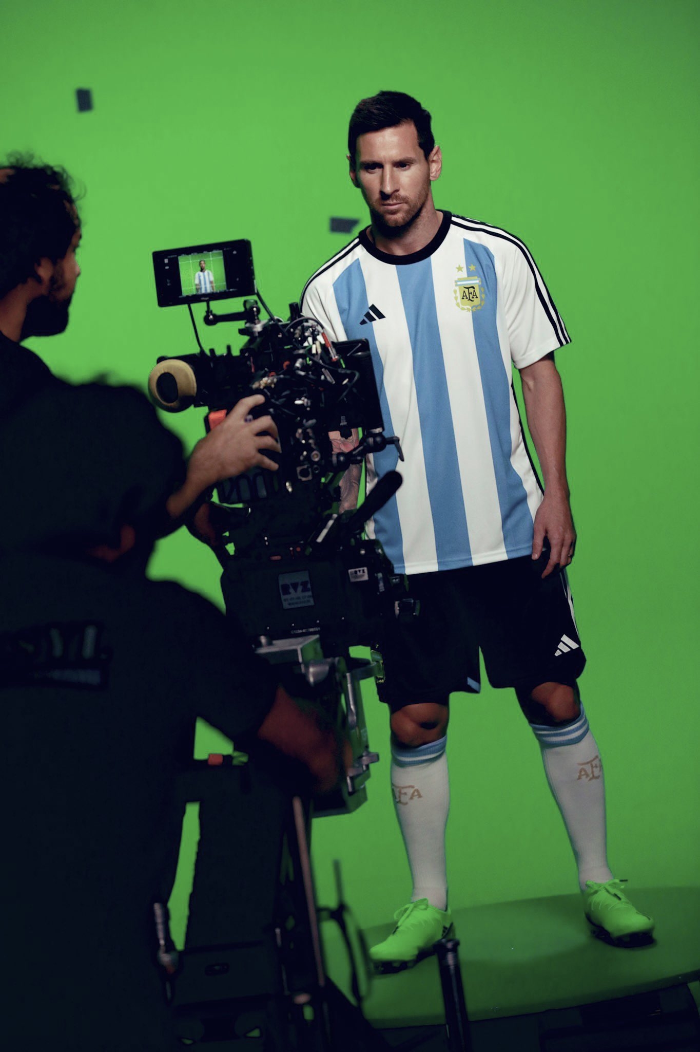 圆2014的梦？梅西身穿阿根廷球衣，参与卡塔尔世界杯相关场景拍摄