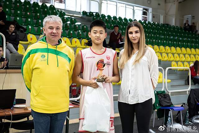 赵维伦提前两年进入成人职业联赛 中国男篮希望之星“意乡”成长