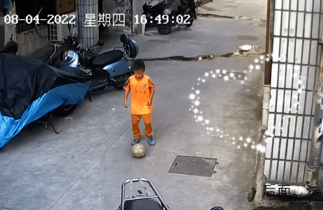 浙江一8岁男孩练球引新华社关注，40秒颠球上21台阶+想成中国梅西