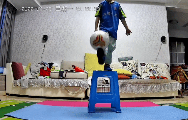 浙江一8岁男孩练球引新华社关注，40秒颠球上21台阶+想成中国梅西