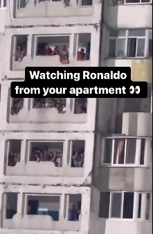 【球盟会】吊票视角看C罗?摩尔多瓦当地球迷在公寓楼内观看欧联比赛