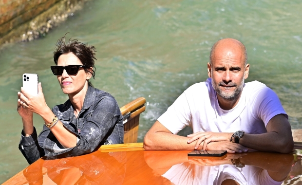 🍹享受假期时光，瓜迪奥拉携妻子游览威尼斯