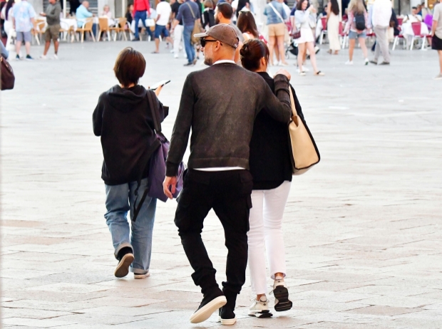 【BTC365币投】?享受假期时光，瓜迪奥拉携妻子游览威尼斯
