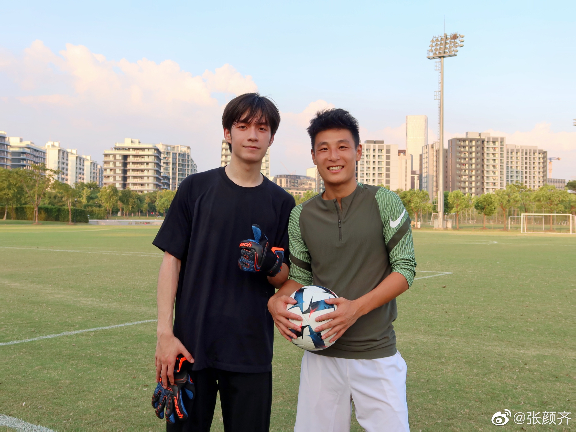 歌手张颜齐晒与武磊、李圣龙踢球照：人生足球生涯达到巅峰
