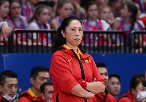 中国女篮在亚运女篮半决赛中以百分之百的优势击败朝鲜女篮