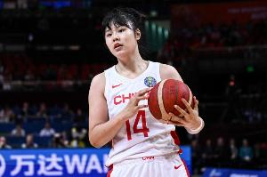 李月汝发挥出色，中国女篮半场领先中国台北女篮