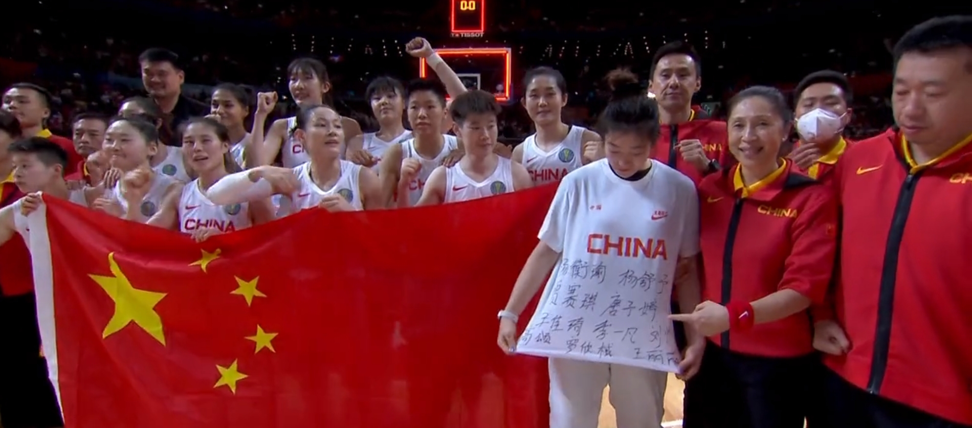 中国女篮夺银牌赛后合影 姚明在旁边欣慰地笑