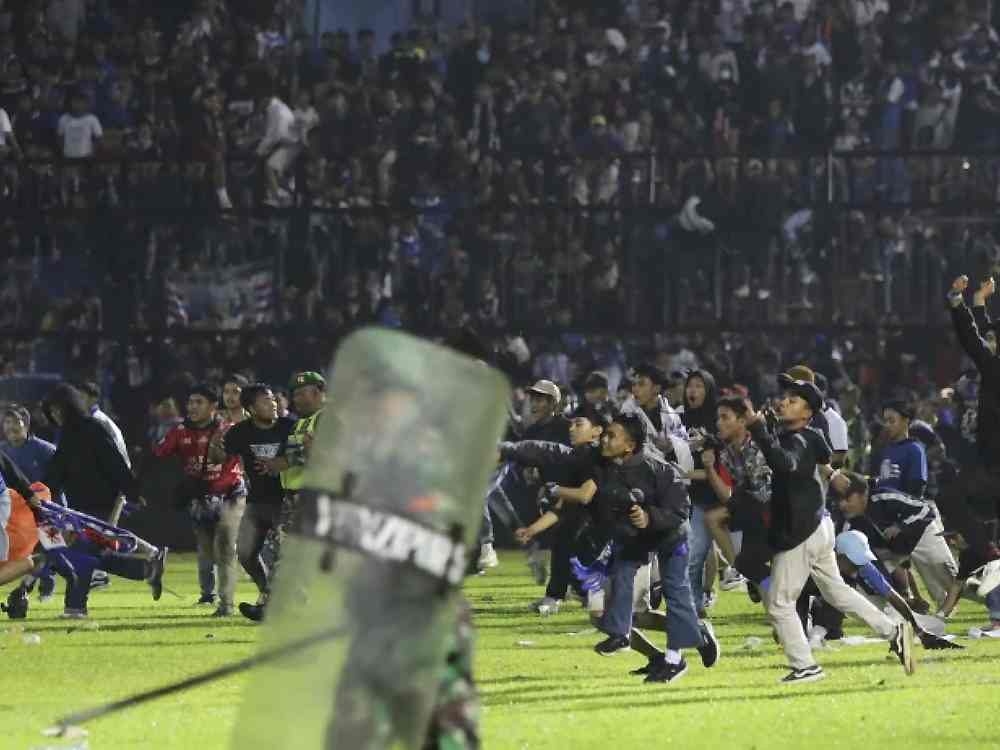 【持续更新】印尼一足球赛发生骚乱事件，造成至少153人死亡