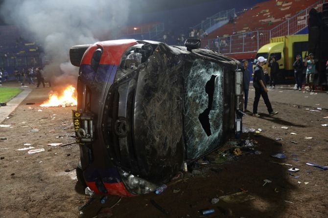 骇人听闻！印尼一足球赛发生骚乱事件，至少182人死亡【更新中】