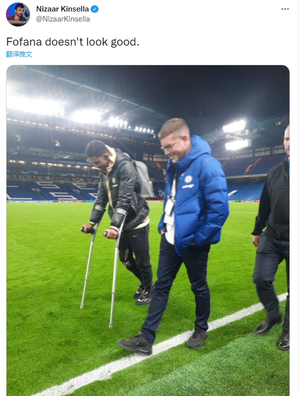 情况看起来不妙，切尔西跟队记者晒福法纳拄拐离开赛场照片