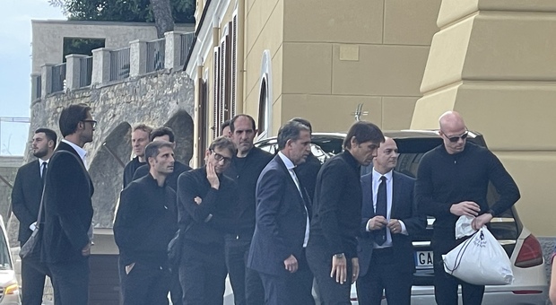 温特罗尼葬礼当地时间9日举行，孔蒂&帕拉蒂奇&费拉拉等人到场