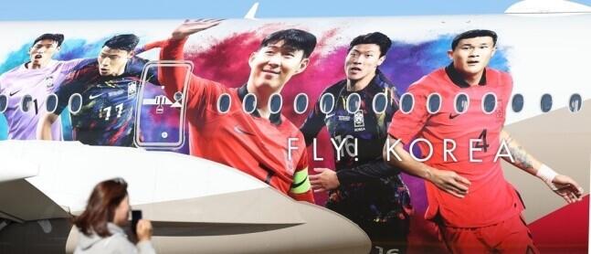 韩亚航空在客机上涂装孙兴慜等球员，为韩国国家队世界杯助威