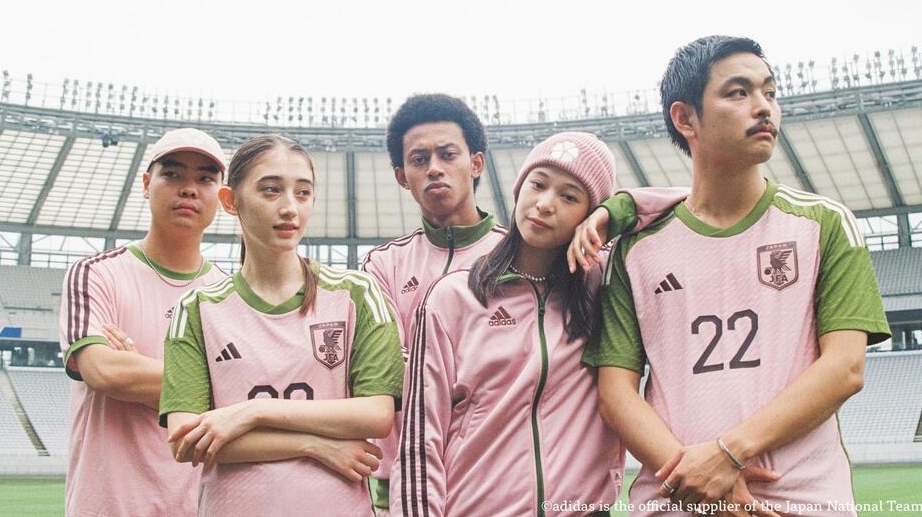 日本队推出带有樱花元素的特制球衣，粉配绿配色旨在推广足球运动