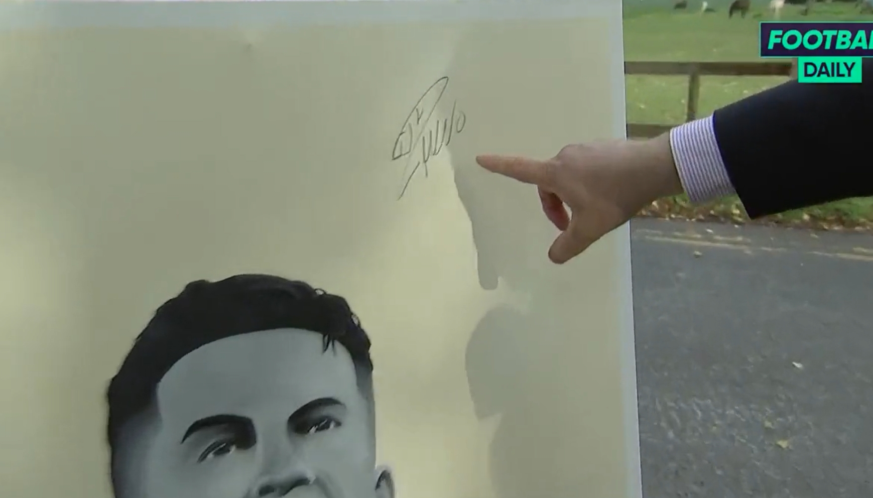 有爱❤️C罗离开卡灵顿时停车为举着他画像的球迷签名