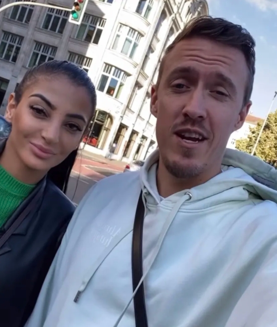 太闲了!克鲁泽带老婆去柏林看世界上最大的成人用品展