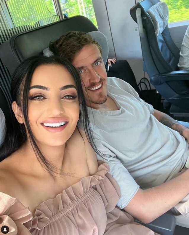 太闲了!克鲁泽带老婆去柏林看世界上最大的成人用品展