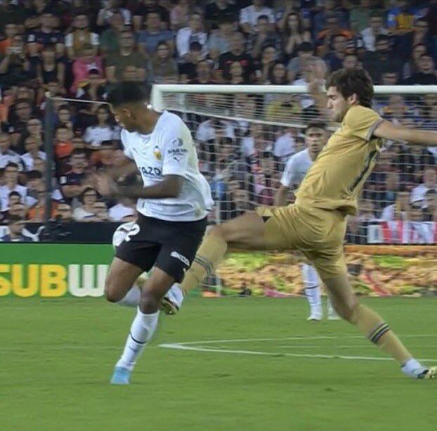 阿隆索背后踢倒瓦伦西亚球员，吃到黄牌