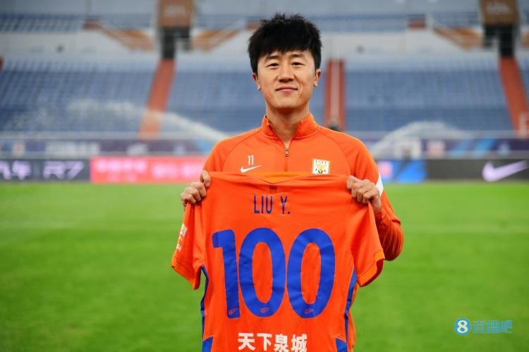 里程碑！刘洋迎泰山生涯第100次联赛出场，社媒晒纪念球衣