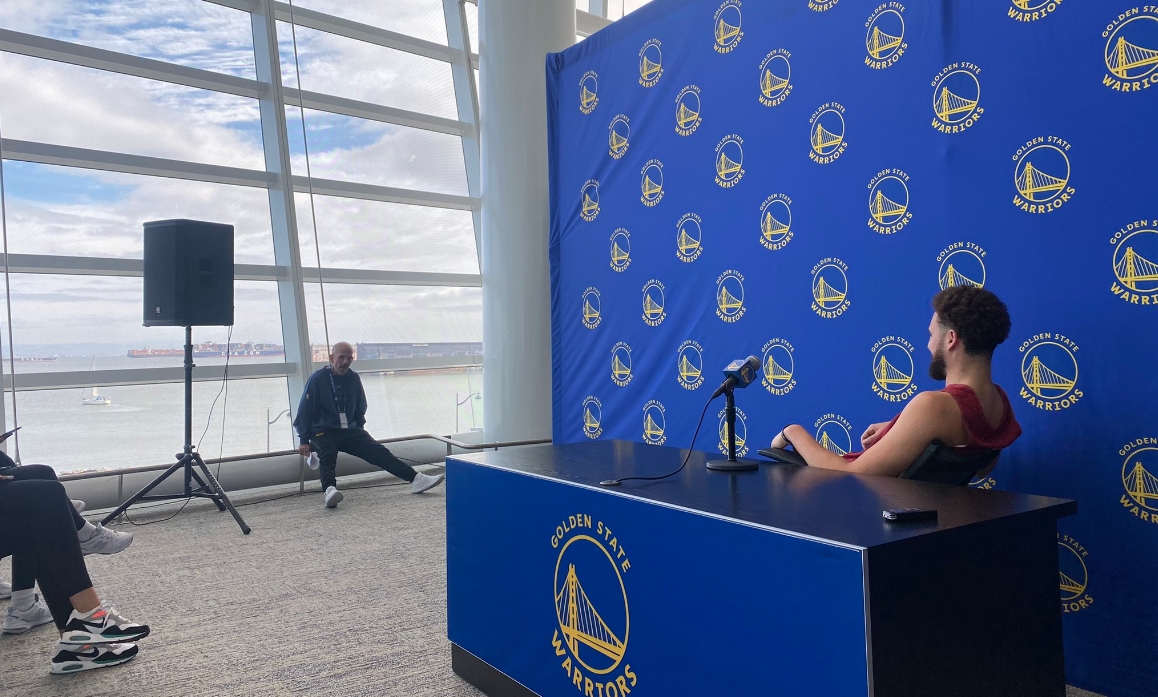 【球盟会】因窗外是海 “海王”克莱侧身望着海景接受了例行采访