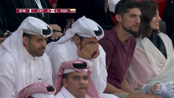 30分钟0-2落后，看台上的卡塔尔球迷捂脸不忍直视