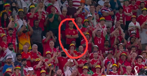 “完美融入”！威尔士球迷看台，中国球迷穿国足队服混入其中