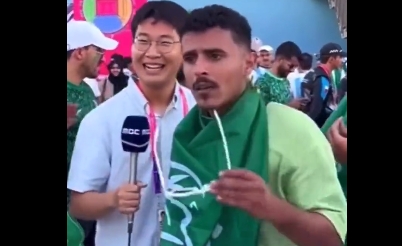 夺笋！韩国记者连线时遭沙特球迷搞怪乱入：梅西在哪里？