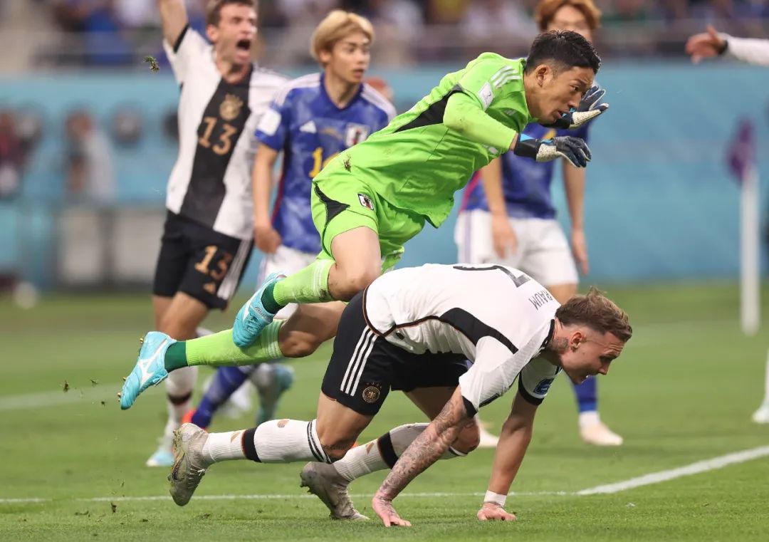 逆转德国后几分钟，日本队开起了总结会