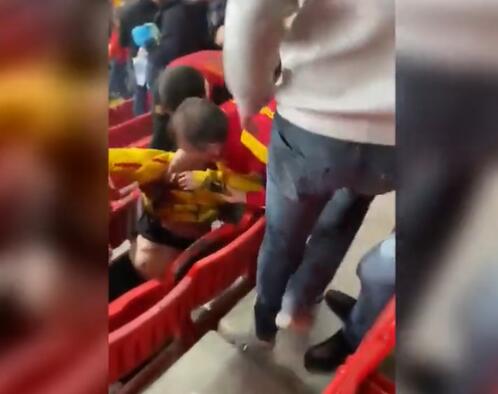 土耳其联赛发生严重冲突，多人受伤，一球迷用角旗杆攻击球员头部
