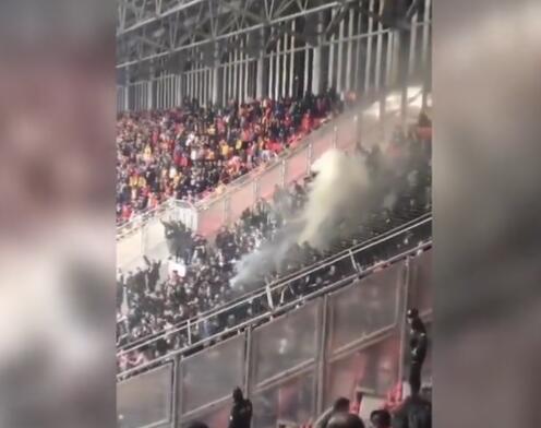 土耳其联赛发生严重冲突，多人受伤，一球迷用角旗杆攻击球员头部