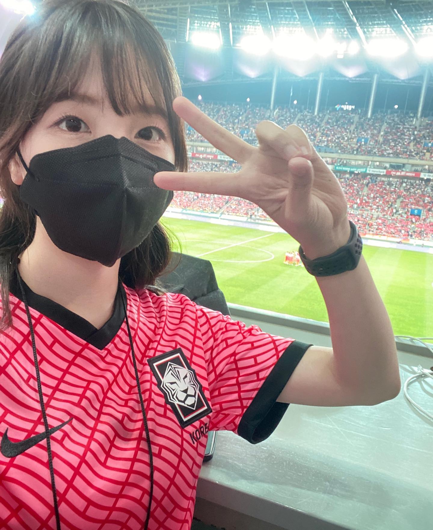 ❤️韩国女记者世界杯走红:遭国外球迷骚扰 侧颜神似王冰冰的枪迷