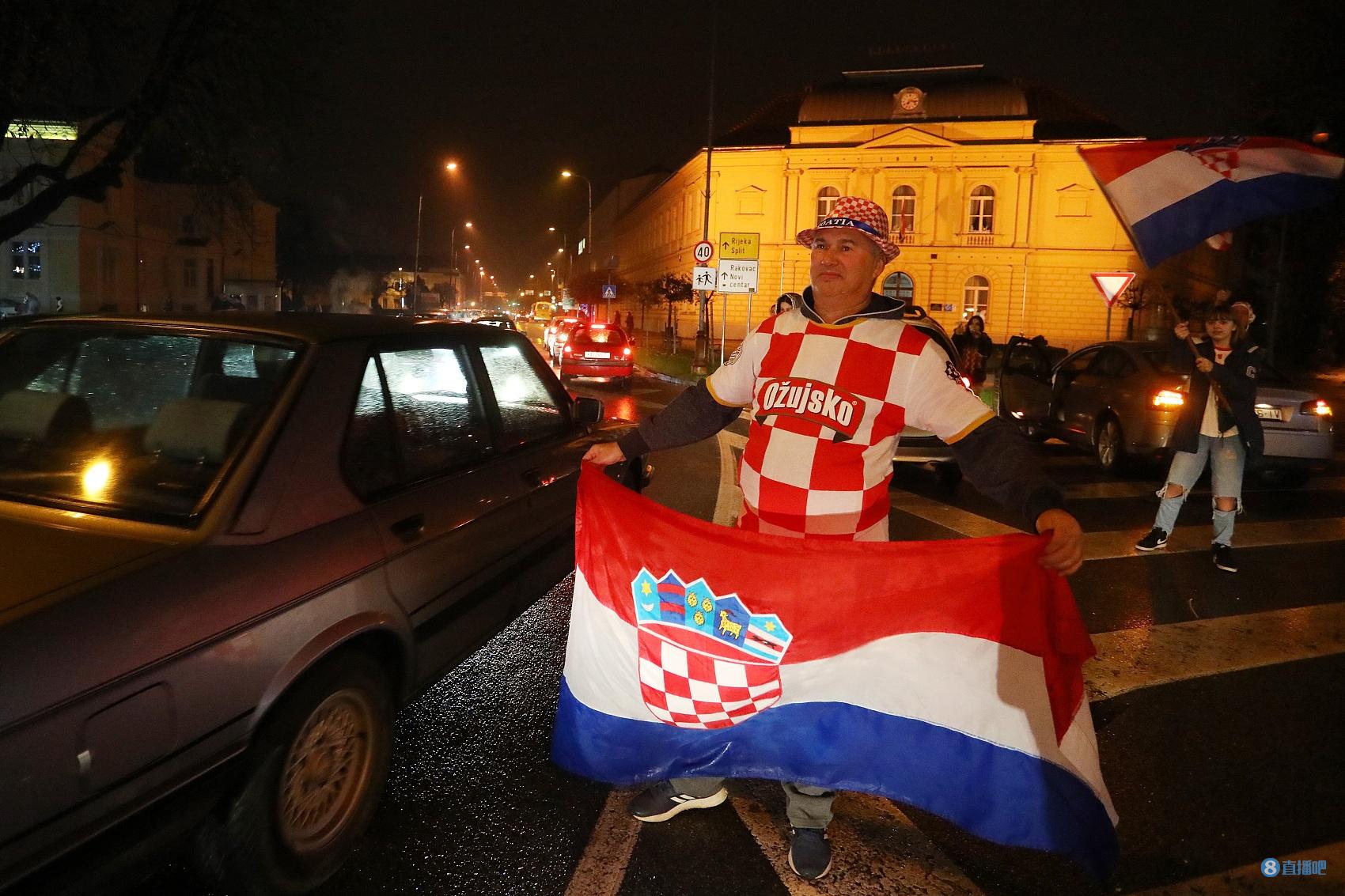 彻夜狂欢！克罗地亚球迷在球队击败巴西后来到街上庆祝胜利