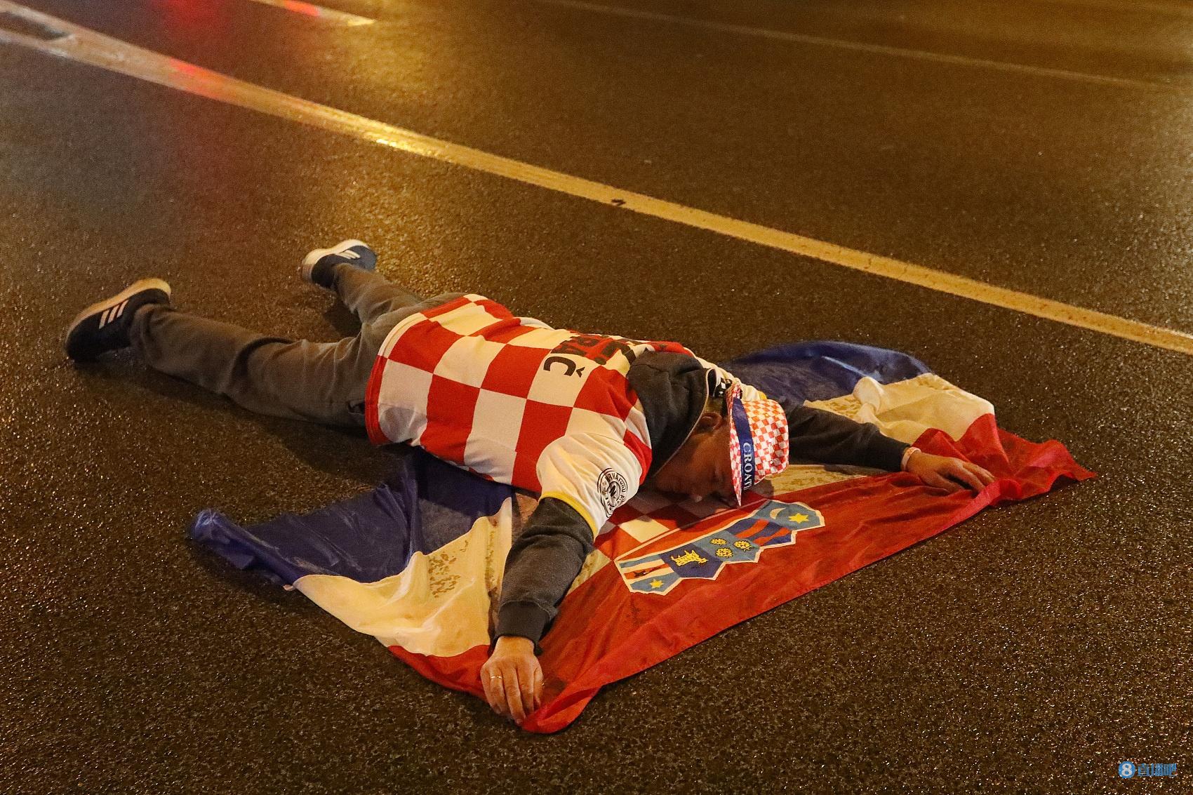 彻夜狂欢！克罗地亚球迷在球队击败巴西后来到街上庆祝胜利