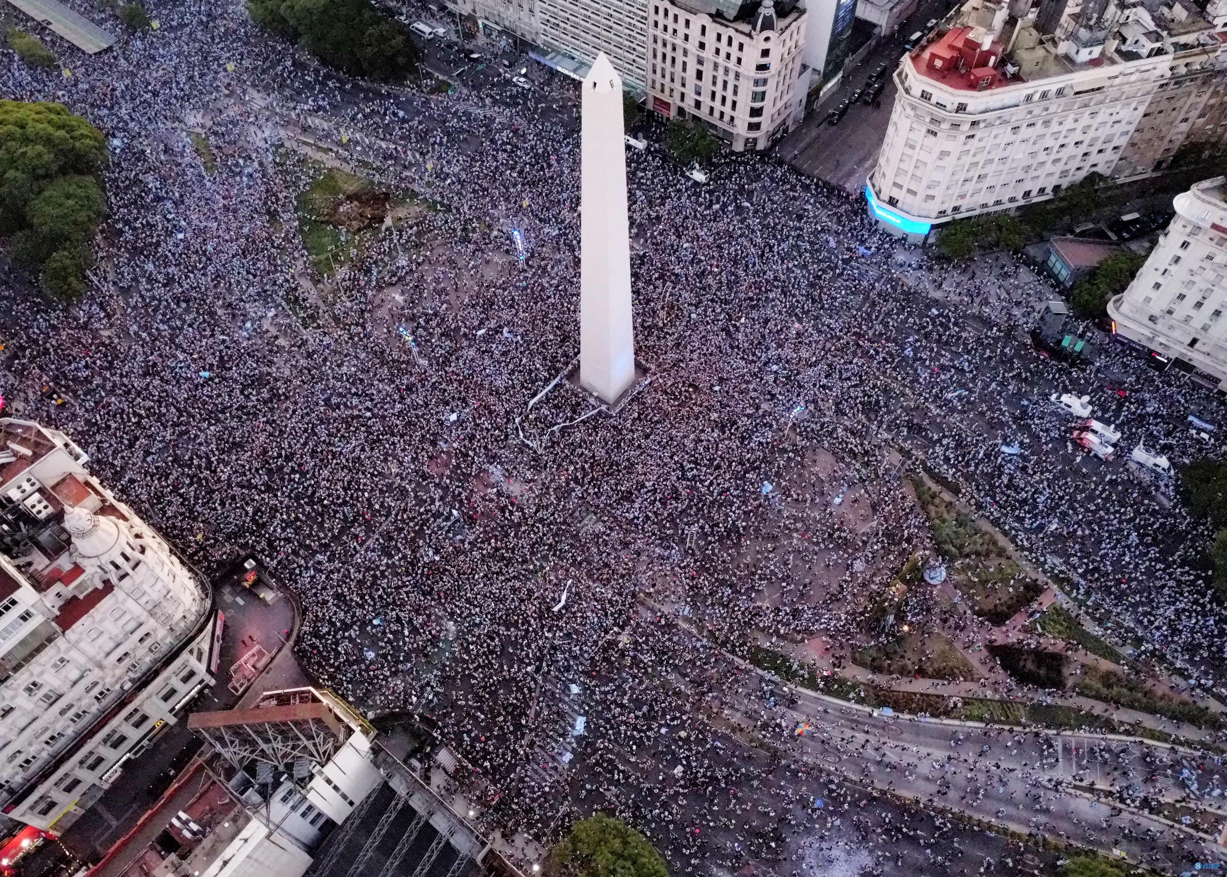 全国欢庆！布宜诺斯艾利斯街头，阿根廷球迷疯狂庆祝晋级决赛