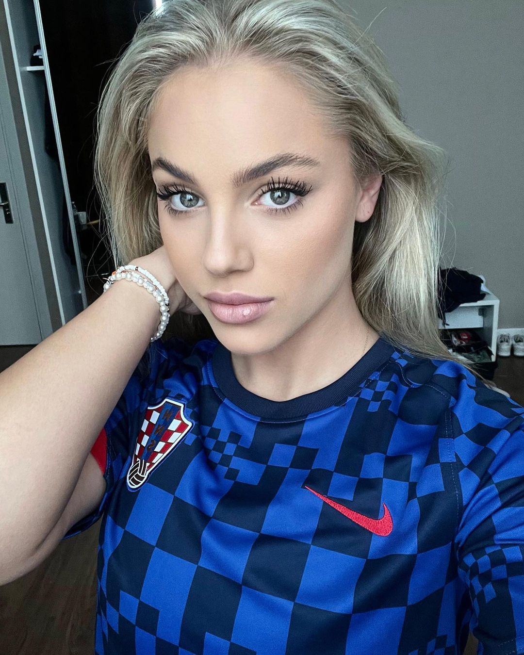最美女足球员穿克罗地亚球衣为球队加油，内马尔点赞遭球迷调侃