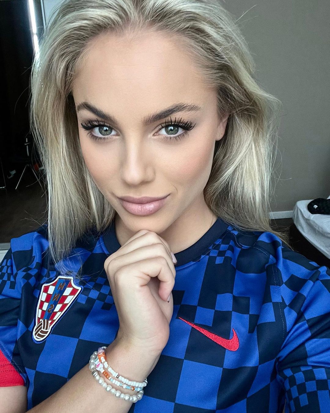 最美女足球员穿克罗地亚球衣为球队加油，内马尔点赞遭球迷调侃