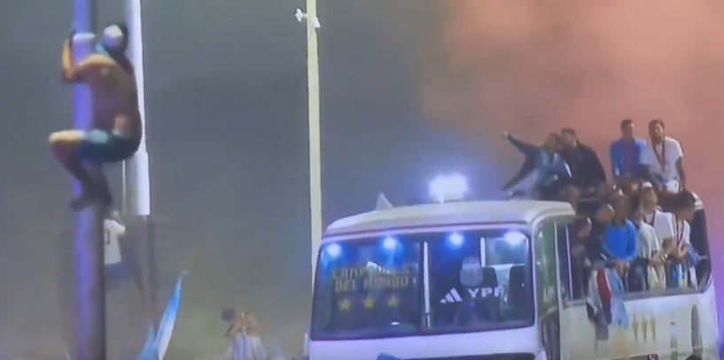 快看那是谁!一名阿根廷球迷爬电线杆,成功吸引球员的注意