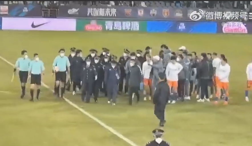 极度不满!泰山队教练组赛后找裁判组讨说法:这球越位吗?!