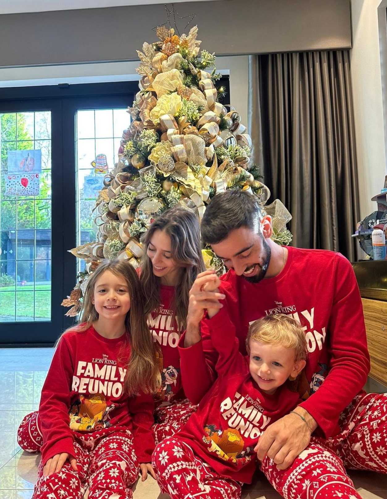 B费晒一家四口合影：我们一家人祝大伙圣诞快乐??