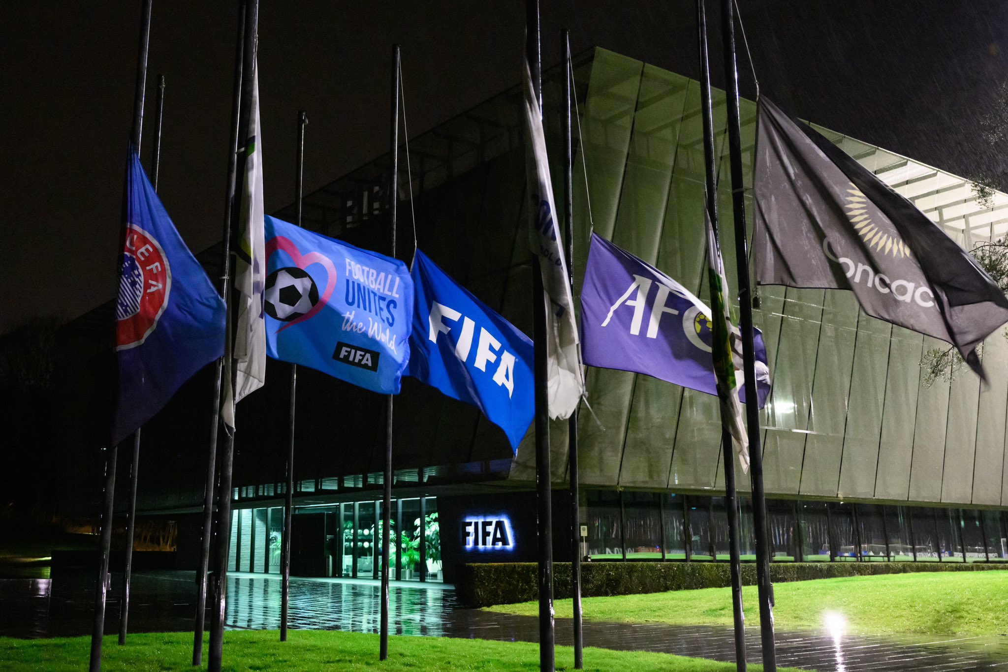 记者：国际足联的所有旗帜降半旗，哀悼贝利逝世