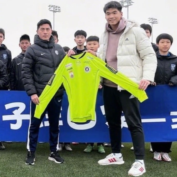 刘邵子洋到武汉三镇俱乐部与U14小球员们分享心得体会