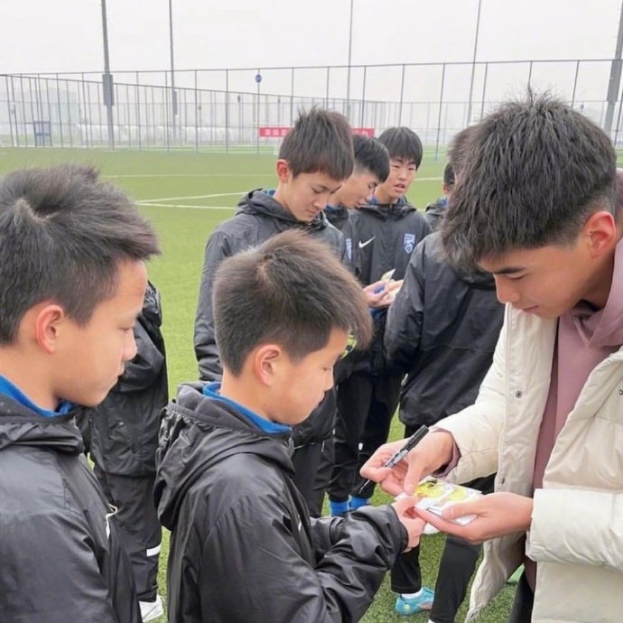 刘邵子洋到武汉三镇俱乐部与U14小球员们分享心得体会