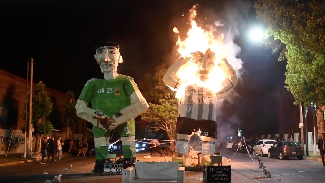 阿根廷民众烧毁梅西、大马丁巨型雕像，以庆祝阿根廷传统新年
