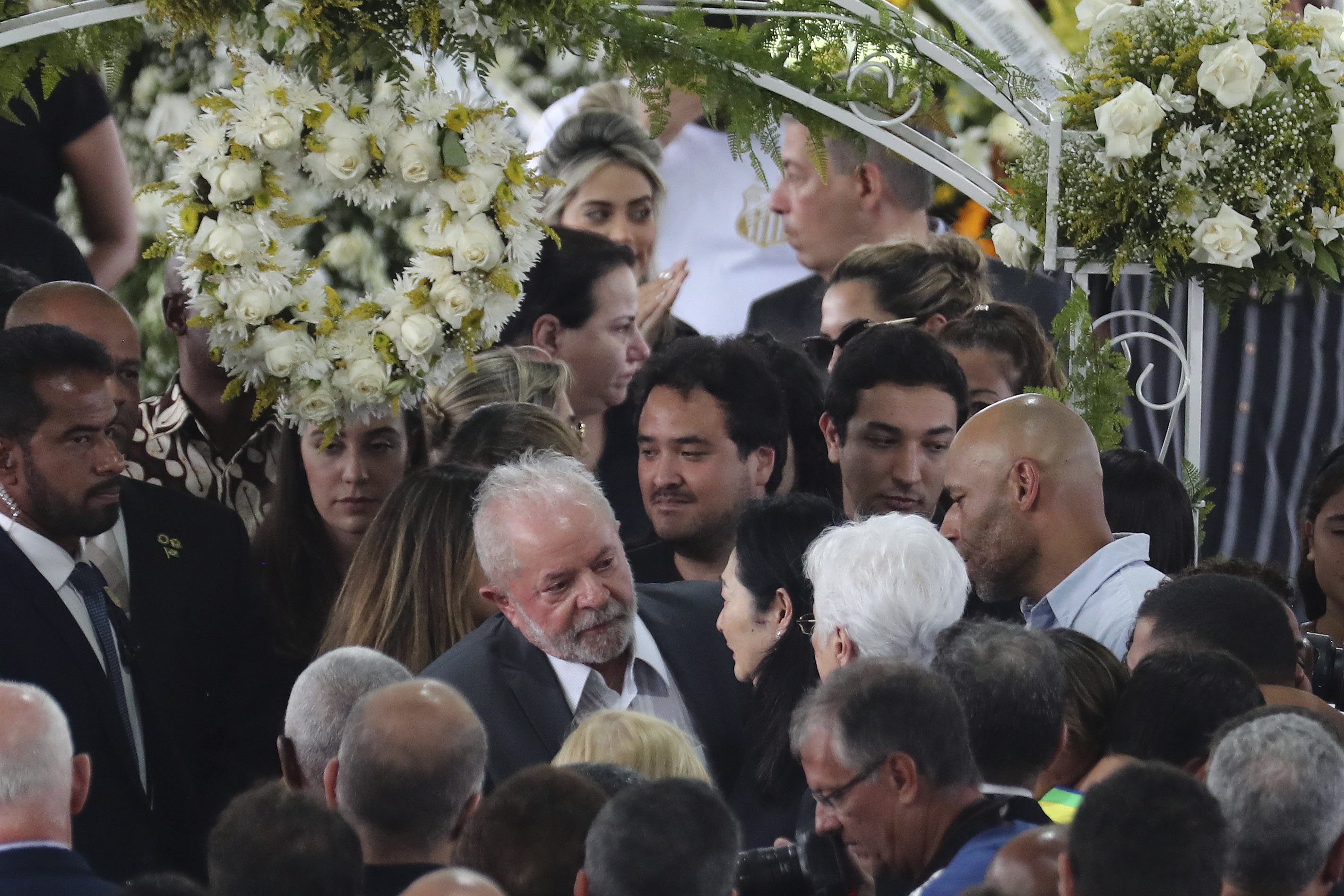 巴西总统、内马尔父亲到场吊唁贝利，超15万人前往告别仪式现场