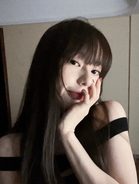 解说甄一一晒照:吃多了 肚子好难受