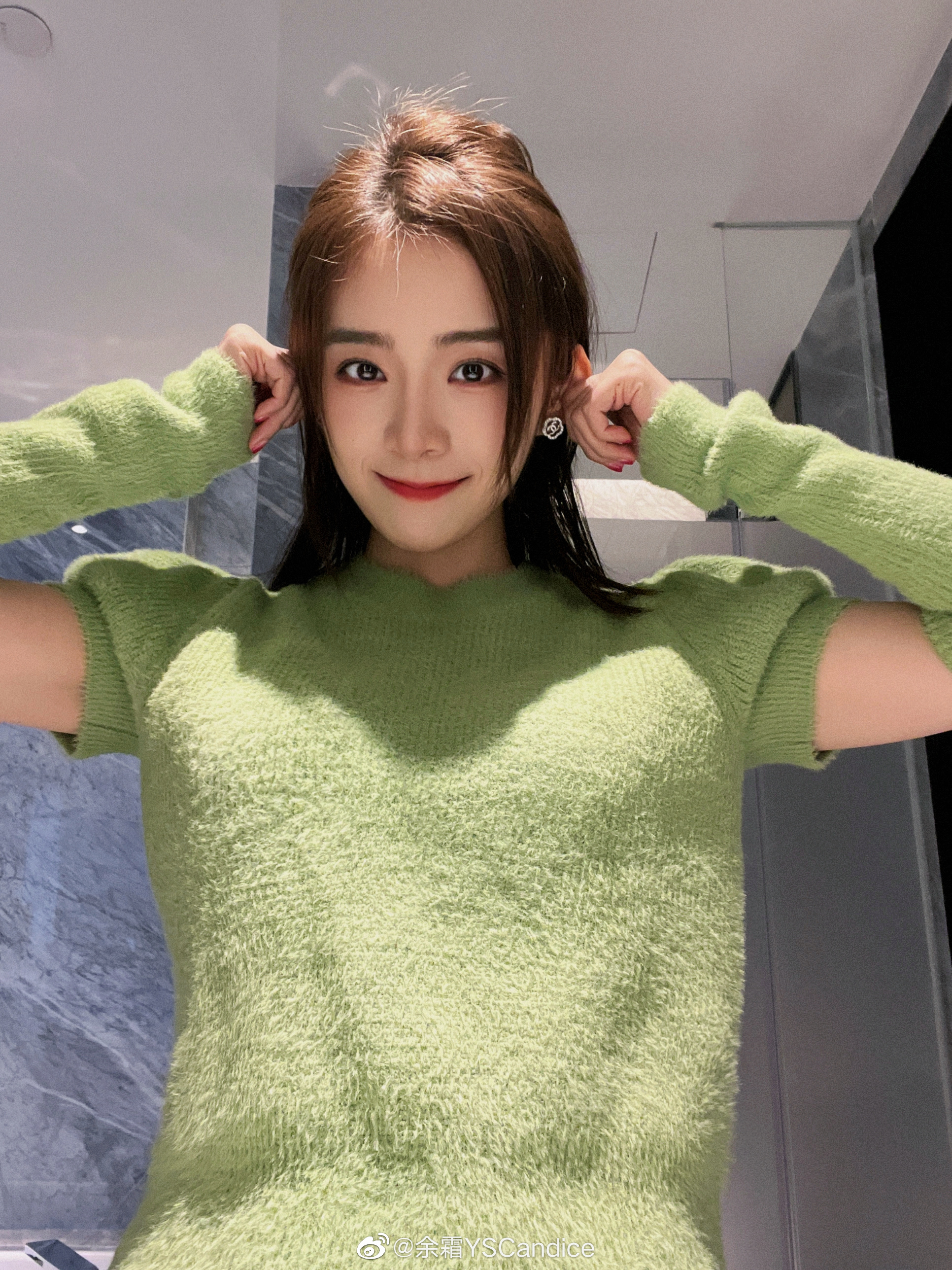 余霜晒照:(今天化妆了 (意思是夸我