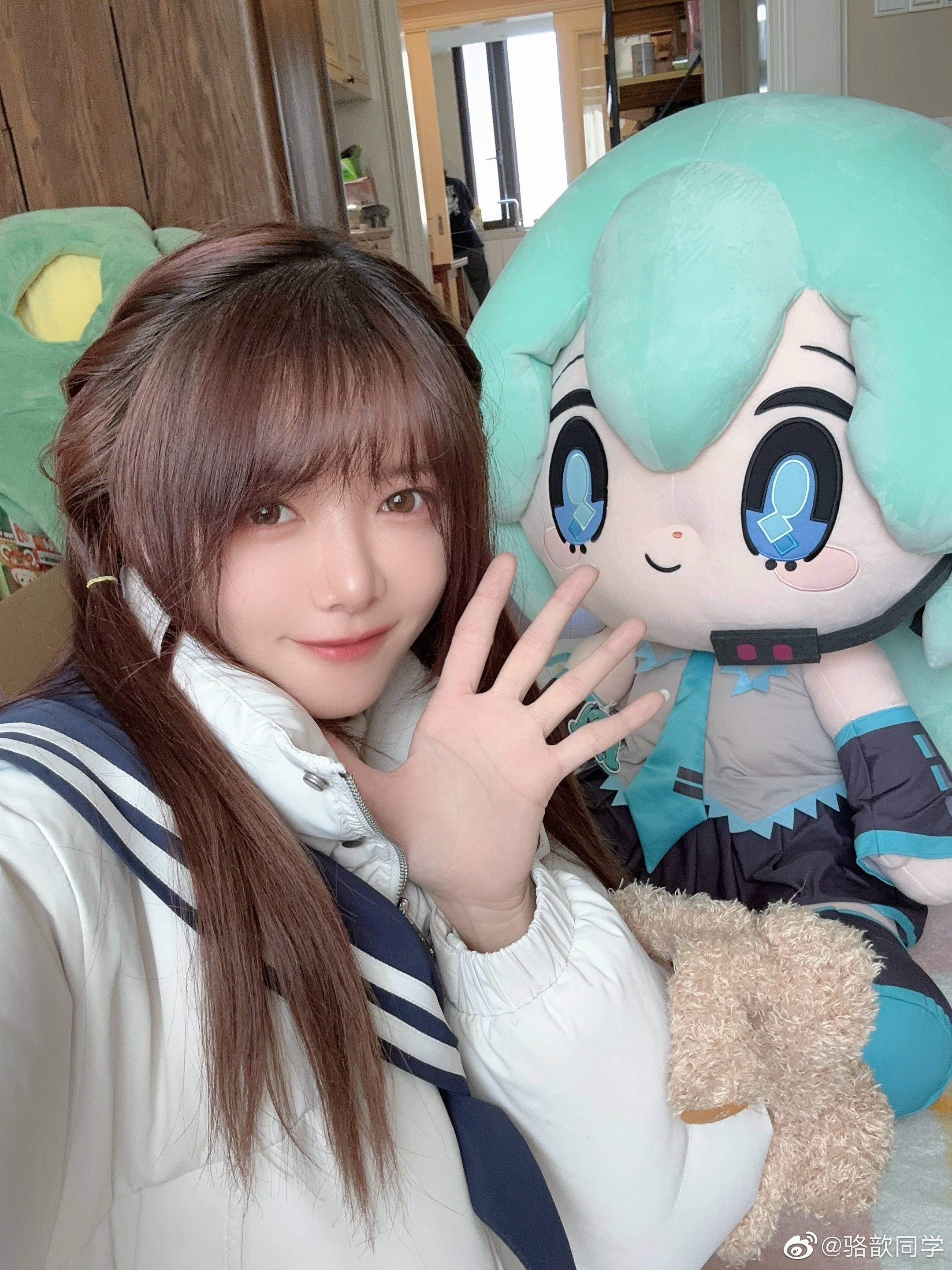 主持骆歆晒照：跟超大Miku贴贴