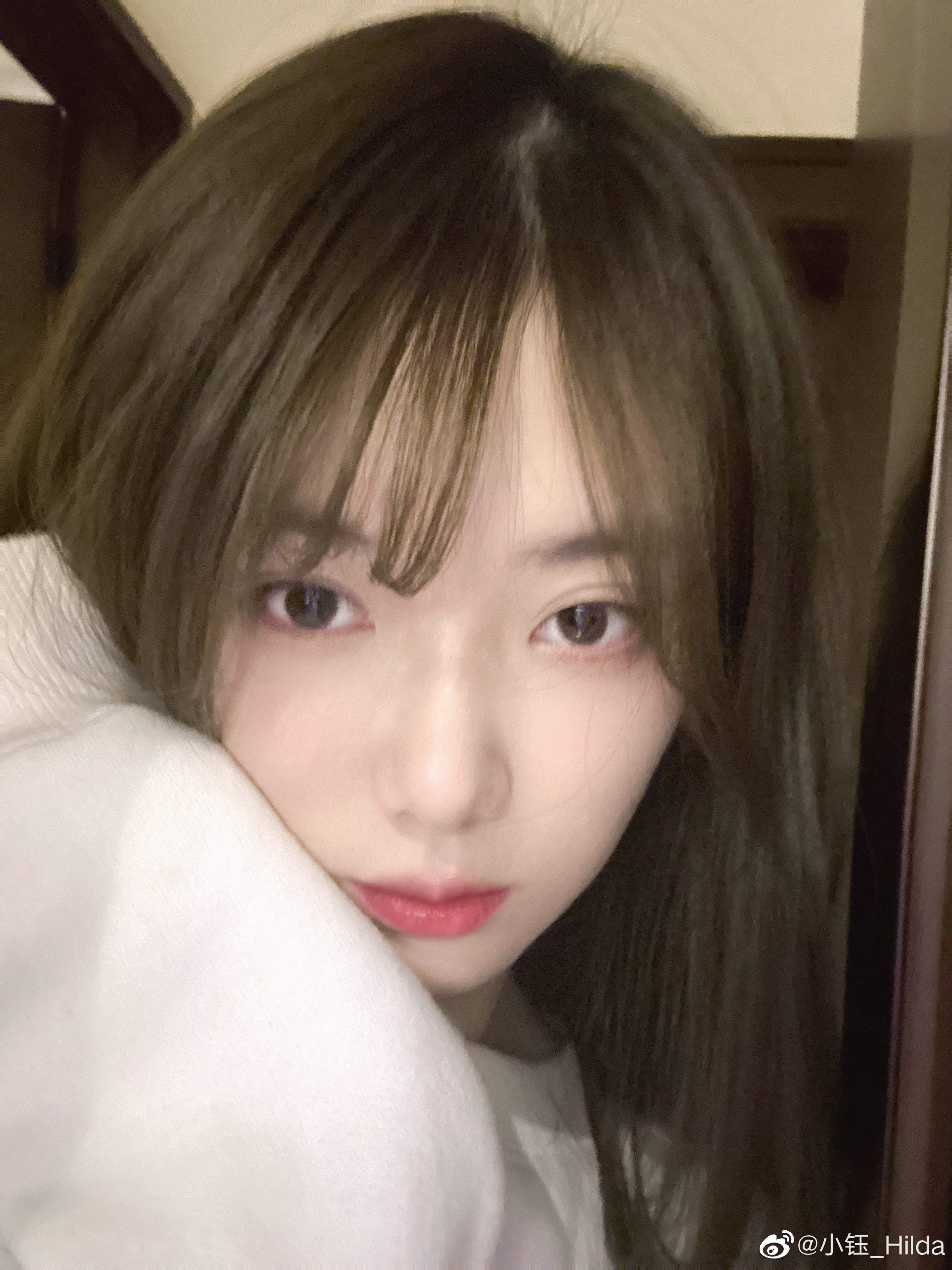 主持小钰晒照:刘海又长长了惹